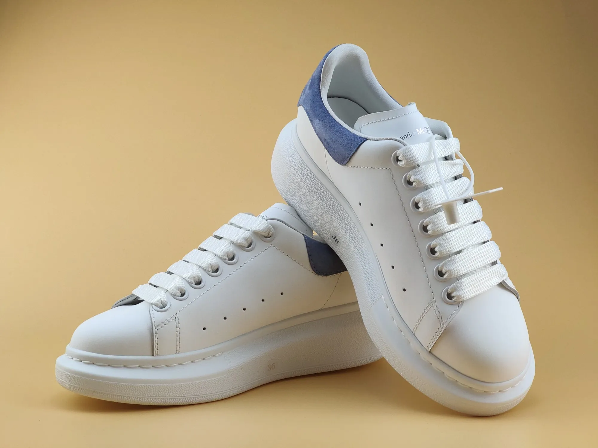 👟👟Ex-factory price 480👟👟 Women's shoes, women's clothing ALEXANDER MQUEEN (McQueen) 🎉The highest quality silk cowhide version on the market🎊, imported water-dyed sheepskin lining, 1:1 replica at the counter, star style T stage catwalk, a must-have for fashionistas , the original high-temperature and ultra-clear air pressure logo on the foot, absolutely counter-matched version, the arc of the back bag is truly genuine 0⃣ difference, using an exclusive privately molded double-layer vacuum outsole, which is light on the foot and has excellent rebound! Running🏃✈The first choice item for outdoor sports💅💅Trend and fashion coexist📣Female style: 35-39, male style: 39-44 with original packaging